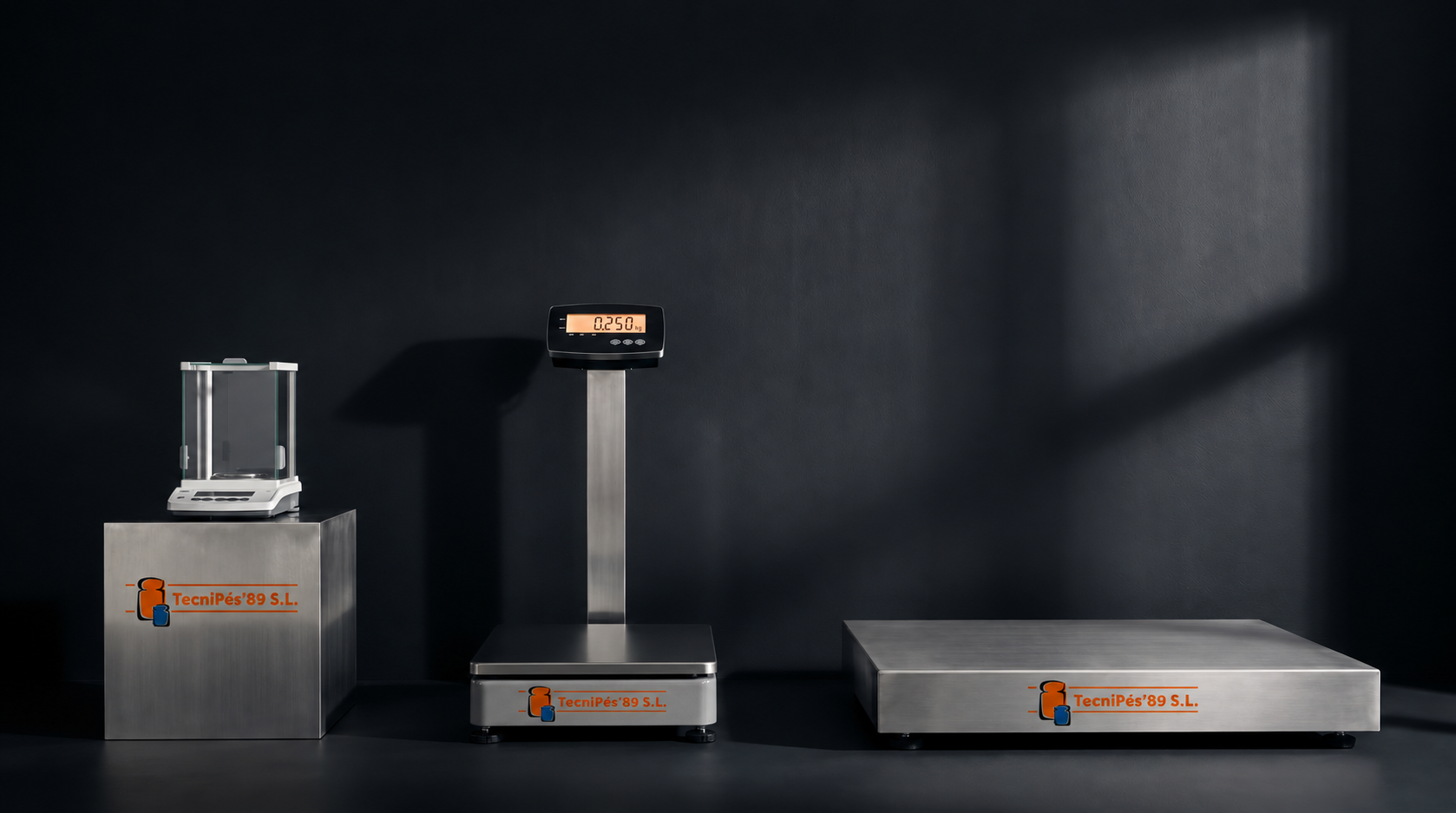 Triple bodegón industrial: balanza de laboratorio, báscula de banco y báscula de suelo